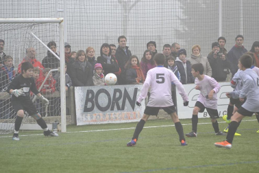 Este martes 3 de enero y con una intensa niebla en Tajonar, se han disputado los cuartos de final del Torneo Interescolar. En esta galería de imágenes se muestran los partidos Sagrado Corazón-Virgen Blanca y Cardenal Ilundáin-Escolapios Calasanz. Este último se ha resuelto en los penaltis