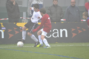 Este martes 3 de enero y con una intensa niebla en Tajonar, se han disputado los cuartos de final del Torneo Interescolar. En esta galería de imágenes se muestran los partidos Sagrado Corazón-Virgen Blanca y Cardenal Ilundáin-Escolapios Calasanz. Este último se ha resuelto en los penaltis