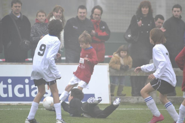 Este martes 3 de enero y con una intensa niebla en Tajonar, se han disputado los cuartos de final del Torneo Interescolar. En esta galería de imágenes se muestran los partidos Sagrado Corazón-Virgen Blanca y Cardenal Ilundáin-Escolapios Calasanz. Este último se ha resuelto en los penaltis