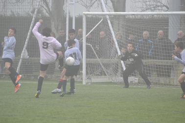 Este martes 3 de enero y con una intensa niebla en Tajonar, se han disputado los cuartos de final del Torneo Interescolar. En esta galería de imágenes se muestran los partidos Sagrado Corazón-Virgen Blanca y Cardenal Ilundáin-Escolapios Calasanz. Este último se ha resuelto en los penaltis