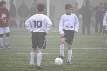 Este martes 3 de enero y con una intensa niebla en Tajonar, se han disputado los cuartos de final del Torneo Interescolar. En esta galería de imágenes se muestran los partidos Sagrado Corazón-Virgen Blanca y Cardenal Ilundáin-Escolapios Calasanz. Este último se ha resuelto en los penaltis