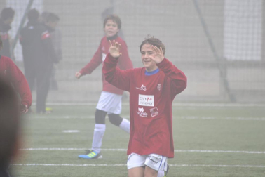 Este martes 3 de enero y con una intensa niebla en Tajonar, se han disputado los cuartos de final del Torneo Interescolar. En esta galería de imágenes se muestran los partidos Sagrado Corazón-Virgen Blanca y Cardenal Ilundáin-Escolapios Calasanz. Este último se ha resuelto en los penaltis