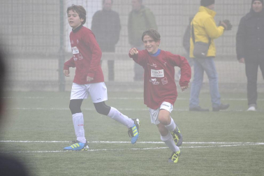 Este martes 3 de enero y con una intensa niebla en Tajonar, se han disputado los cuartos de final del Torneo Interescolar. En esta galería de imágenes se muestran los partidos Sagrado Corazón-Virgen Blanca y Cardenal Ilundáin-Escolapios Calasanz. Este último se ha resuelto en los penaltis