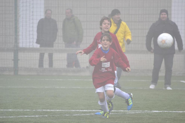 Este martes 3 de enero y con una intensa niebla en Tajonar, se han disputado los cuartos de final del Torneo Interescolar. En esta galería de imágenes se muestran los partidos Sagrado Corazón-Virgen Blanca y Cardenal Ilundáin-Escolapios Calasanz. Este último se ha resuelto en los penaltis