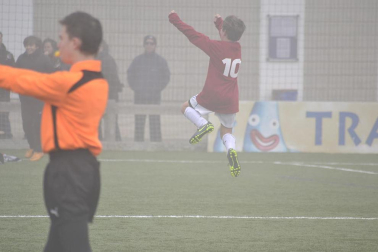 Este martes 3 de enero y con una intensa niebla en Tajonar, se han disputado los cuartos de final del Torneo Interescolar. En esta galería de imágenes se muestran los partidos Sagrado Corazón-Virgen Blanca y Cardenal Ilundáin-Escolapios Calasanz. Este último se ha resuelto en los penaltis
