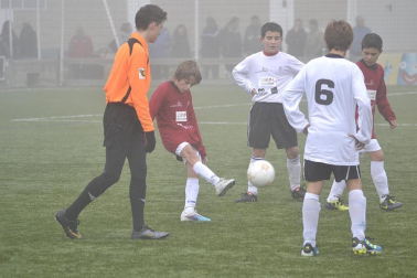 Este martes 3 de enero y con una intensa niebla en Tajonar, se han disputado los cuartos de final del Torneo Interescolar. En esta galería de imágenes se muestran los partidos Sagrado Corazón-Virgen Blanca y Cardenal Ilundáin-Escolapios Calasanz. Este último se ha resuelto en los penaltis