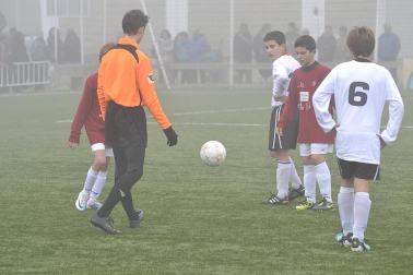 Este martes 3 de enero y con una intensa niebla en Tajonar, se han disputado los cuartos de final del Torneo Interescolar. En esta galería de imágenes se muestran los partidos Sagrado Corazón-Virgen Blanca y Cardenal Ilundáin-Escolapios Calasanz. Este último se ha resuelto en los penaltis