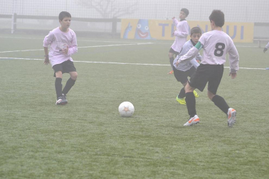 Este martes 3 de enero y con una intensa niebla en Tajonar, se han disputado los cuartos de final del Torneo Interescolar. En esta galería de imágenes se muestran los partidos Sagrado Corazón-Virgen Blanca y Cardenal Ilundáin-Escolapios Calasanz. Este último se ha resuelto en los penaltis