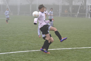 Este martes 3 de enero y con una intensa niebla en Tajonar, se han disputado los cuartos de final del Torneo Interescolar. En esta galería de imágenes se muestran los partidos Sagrado Corazón-Virgen Blanca y Cardenal Ilundáin-Escolapios Calasanz. Este último se ha resuelto en los penaltis