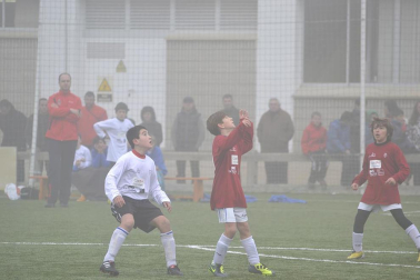 Este martes 3 de enero y con una intensa niebla en Tajonar, se han disputado los cuartos de final del Torneo Interescolar. En esta galería de imágenes se muestran los partidos Sagrado Corazón-Virgen Blanca y Cardenal Ilundáin-Escolapios Calasanz. Este último se ha resuelto en los penaltis