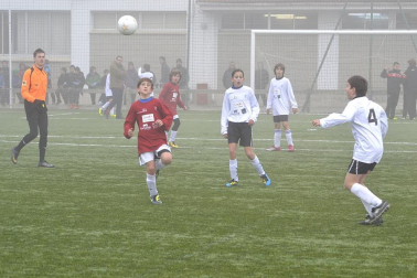 Este martes 3 de enero y con una intensa niebla en Tajonar, se han disputado los cuartos de final del Torneo Interescolar. En esta galería de imágenes se muestran los partidos Sagrado Corazón-Virgen Blanca y Cardenal Ilundáin-Escolapios Calasanz. Este último se ha resuelto en los penaltis