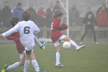 Este martes 3 de enero y con una intensa niebla en Tajonar, se han disputado los cuartos de final del Torneo Interescolar. En esta galería de imágenes se muestran los partidos Sagrado Corazón-Virgen Blanca y Cardenal Ilundáin-Escolapios Calasanz. Este último se ha resuelto en los penaltis