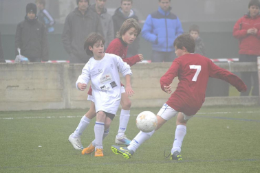 Este martes 3 de enero y con una intensa niebla en Tajonar, se han disputado los cuartos de final del Torneo Interescolar. En esta galería de imágenes se muestran los partidos Sagrado Corazón-Virgen Blanca y Cardenal Ilundáin-Escolapios Calasanz. Este último se ha resuelto en los penaltis