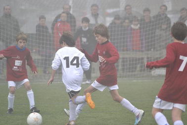 Este martes 3 de enero y con una intensa niebla en Tajonar, se han disputado los cuartos de final del Torneo Interescolar. En esta galería de imágenes se muestran los partidos Sagrado Corazón-Virgen Blanca y Cardenal Ilundáin-Escolapios Calasanz. Este último se ha resuelto en los penaltis