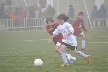 Este martes 3 de enero y con una intensa niebla en Tajonar, se han disputado los cuartos de final del Torneo Interescolar. En esta galería de imágenes se muestran los partidos Sagrado Corazón-Virgen Blanca y Cardenal Ilundáin-Escolapios Calasanz. Este último se ha resuelto en los penaltis