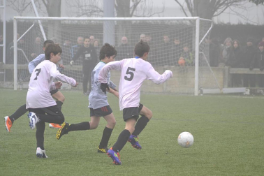 Este martes 3 de enero y con una intensa niebla en Tajonar, se han disputado los cuartos de final del Torneo Interescolar. En esta galería de imágenes se muestran los partidos Sagrado Corazón-Virgen Blanca y Cardenal Ilundáin-Escolapios Calasanz. Este último se ha resuelto en los penaltis