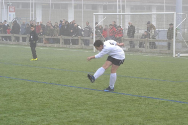 Este martes 3 de enero y con una intensa niebla en Tajonar, se han disputado los cuartos de final del Torneo Interescolar. En esta galería de imágenes se muestran los partidos Sagrado Corazón-Virgen Blanca y Cardenal Ilundáin-Escolapios Calasanz. Este último se ha resuelto en los penaltis