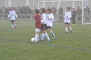 Este martes 3 de enero y con una intensa niebla en Tajonar, se han disputado los cuartos de final del Torneo Interescolar. En esta galería de imágenes se muestran los partidos Sagrado Corazón-Virgen Blanca y Cardenal Ilundáin-Escolapios Calasanz. Este último se ha resuelto en los penaltis