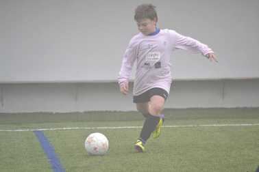 Este martes 3 de enero y con una intensa niebla en Tajonar, se han disputado los cuartos de final del Torneo Interescolar. En esta galería de imágenes se muestran los partidos Sagrado Corazón-Virgen Blanca y Cardenal Ilundáin-Escolapios Calasanz. Este último se ha resuelto en los penaltis