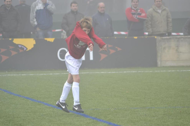 Este martes 3 de enero y con una intensa niebla en Tajonar, se han disputado los cuartos de final del Torneo Interescolar. En esta galería de imágenes se muestran los partidos Sagrado Corazón-Virgen Blanca y Cardenal Ilundáin-Escolapios Calasanz. Este último se ha resuelto en los penaltis
