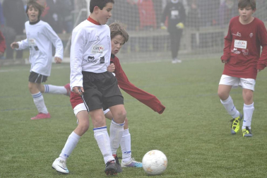 Este martes 3 de enero y con una intensa niebla en Tajonar, se han disputado los cuartos de final del Torneo Interescolar. En esta galería de imágenes se muestran los partidos Sagrado Corazón-Virgen Blanca y Cardenal Ilundáin-Escolapios Calasanz. Este último se ha resuelto en los penaltis