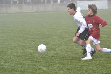 Este martes 3 de enero y con una intensa niebla en Tajonar, se han disputado los cuartos de final del Torneo Interescolar. En esta galería de imágenes se muestran los partidos Sagrado Corazón-Virgen Blanca y Cardenal Ilundáin-Escolapios Calasanz. Este último se ha resuelto en los penaltis