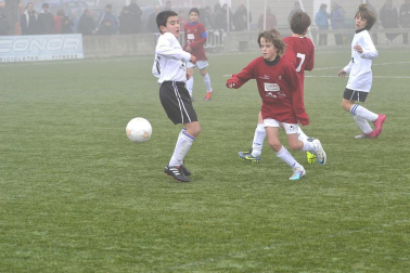 Este martes 3 de enero y con una intensa niebla en Tajonar, se han disputado los cuartos de final del Torneo Interescolar. En esta galería de imágenes se muestran los partidos Sagrado Corazón-Virgen Blanca y Cardenal Ilundáin-Escolapios Calasanz. Este último se ha resuelto en los penaltis