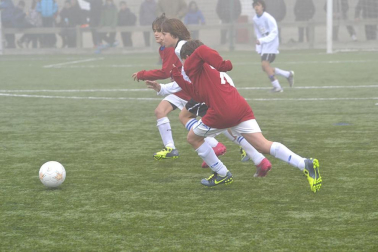 Este martes 3 de enero y con una intensa niebla en Tajonar, se han disputado los cuartos de final del Torneo Interescolar. En esta galería de imágenes se muestran los partidos Sagrado Corazón-Virgen Blanca y Cardenal Ilundáin-Escolapios Calasanz. Este último se ha resuelto en los penaltis