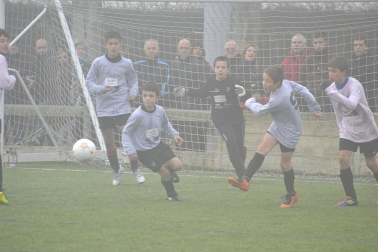 Este martes 3 de enero y con una intensa niebla en Tajonar, se han disputado los cuartos de final del Torneo Interescolar. En esta galería de imágenes se muestran los partidos Sagrado Corazón-Virgen Blanca y Cardenal Ilundáin-Escolapios Calasanz. Este último se ha resuelto en los penaltis