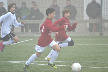 Este martes 3 de enero y con una intensa niebla en Tajonar, se han disputado los cuartos de final del Torneo Interescolar. En esta galería de imágenes se muestran los partidos Sagrado Corazón-Virgen Blanca y Cardenal Ilundáin-Escolapios Calasanz. Este último se ha resuelto en los penaltis