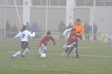 Este martes 3 de enero y con una intensa niebla en Tajonar, se han disputado los cuartos de final del Torneo Interescolar. En esta galería de imágenes se muestran los partidos Sagrado Corazón-Virgen Blanca y Cardenal Ilundáin-Escolapios Calasanz. Este último se ha resuelto en los penaltis