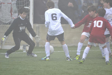 Este martes 3 de enero y con una intensa niebla en Tajonar, se han disputado los cuartos de final del Torneo Interescolar. En esta galería de imágenes se muestran los partidos Sagrado Corazón-Virgen Blanca y Cardenal Ilundáin-Escolapios Calasanz. Este último se ha resuelto en los penaltis