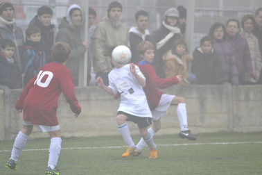 Este martes 3 de enero y con una intensa niebla en Tajonar, se han disputado los cuartos de final del Torneo Interescolar. En esta galería de imágenes se muestran los partidos Sagrado Corazón-Virgen Blanca y Cardenal Ilundáin-Escolapios Calasanz. Este último se ha resuelto en los penaltis