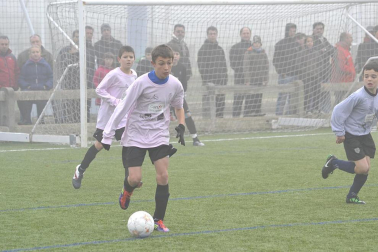 Este martes 3 de enero y con una intensa niebla en Tajonar, se han disputado los cuartos de final del Torneo Interescolar. En esta galería de imágenes se muestran los partidos Sagrado Corazón-Virgen Blanca y Cardenal Ilundáin-Escolapios Calasanz. Este último se ha resuelto en los penaltis