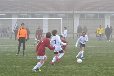 Este martes 3 de enero y con una intensa niebla en Tajonar, se han disputado los cuartos de final del Torneo Interescolar. En esta galería de imágenes se muestran los partidos Sagrado Corazón-Virgen Blanca y Cardenal Ilundáin-Escolapios Calasanz. Este último se ha resuelto en los penaltis