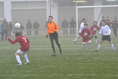 Este martes 3 de enero y con una intensa niebla en Tajonar, se han disputado los cuartos de final del Torneo Interescolar. En esta galería de imágenes se muestran los partidos Sagrado Corazón-Virgen Blanca y Cardenal Ilundáin-Escolapios Calasanz. Este último se ha resuelto en los penaltis