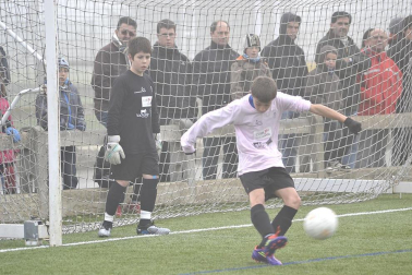 Este martes 3 de enero y con una intensa niebla en Tajonar, se han disputado los cuartos de final del Torneo Interescolar. En esta galería de imágenes se muestran los partidos Sagrado Corazón-Virgen Blanca y Cardenal Ilundáin-Escolapios Calasanz. Este último se ha resuelto en los penaltis