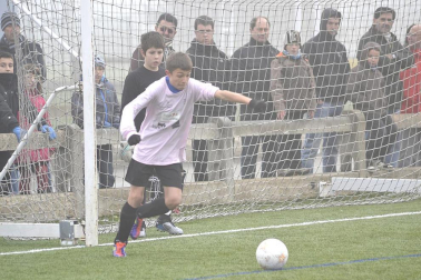 Este martes 3 de enero y con una intensa niebla en Tajonar, se han disputado los cuartos de final del Torneo Interescolar. En esta galería de imágenes se muestran los partidos Sagrado Corazón-Virgen Blanca y Cardenal Ilundáin-Escolapios Calasanz. Este último se ha resuelto en los penaltis