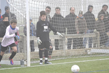 Este martes 3 de enero y con una intensa niebla en Tajonar, se han disputado los cuartos de final del Torneo Interescolar. En esta galería de imágenes se muestran los partidos Sagrado Corazón-Virgen Blanca y Cardenal Ilundáin-Escolapios Calasanz. Este último se ha resuelto en los penaltis