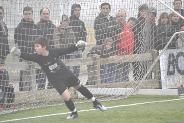Este martes 3 de enero y con una intensa niebla en Tajonar, se han disputado los cuartos de final del Torneo Interescolar. En esta galería de imágenes se muestran los partidos Sagrado Corazón-Virgen Blanca y Cardenal Ilundáin-Escolapios Calasanz. Este último se ha resuelto en los penaltis