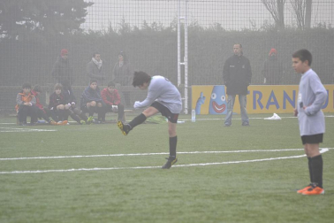 Este martes 3 de enero y con una intensa niebla en Tajonar, se han disputado los cuartos de final del Torneo Interescolar. En esta galería de imágenes se muestran los partidos Sagrado Corazón-Virgen Blanca y Cardenal Ilundáin-Escolapios Calasanz. Este último se ha resuelto en los penaltis