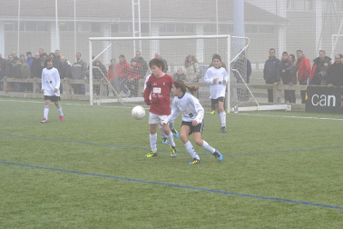 Este martes 3 de enero y con una intensa niebla en Tajonar, se han disputado los cuartos de final del Torneo Interescolar. En esta galería de imágenes se muestran los partidos Sagrado Corazón-Virgen Blanca y Cardenal Ilundáin-Escolapios Calasanz. Este último se ha resuelto en los penaltis