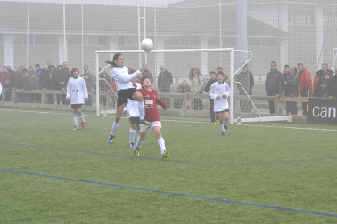 Este martes 3 de enero y con una intensa niebla en Tajonar, se han disputado los cuartos de final del Torneo Interescolar. En esta galería de imágenes se muestran los partidos Sagrado Corazón-Virgen Blanca y Cardenal Ilundáin-Escolapios Calasanz. Este último se ha resuelto en los penaltis