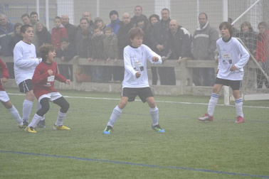 Este martes 3 de enero y con una intensa niebla en Tajonar, se han disputado los cuartos de final del Torneo Interescolar. En esta galería de imágenes se muestran los partidos Sagrado Corazón-Virgen Blanca y Cardenal Ilundáin-Escolapios Calasanz. Este último se ha resuelto en los penaltis