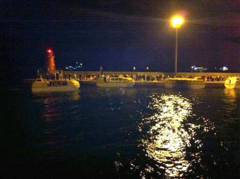 Varias personas han muerto y otras han resultado heridas, mientras continúan las labores de rescate de los pasajeros del crucero Costa Concordia, que encalló la noche del viernes en la isla italiana de Giglio.