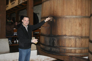 Imágenes de las sidrerías Auzmendi y Kalean Gora en el primer 'txotx' de la temporada