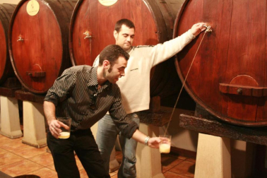 Imágenes de las sidrerías Auzmendi y Kalean Gora en el primer 'txotx' de la temporada