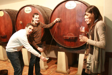Imágenes de las sidrerías Auzmendi y Kalean Gora en el primer 'txotx' de la temporada