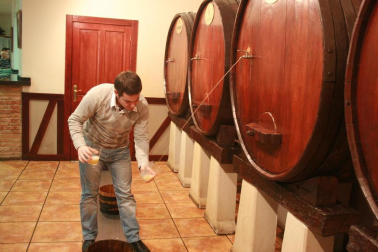 Imágenes de las sidrerías Auzmendi y Kalean Gora en el primer 'txotx' de la temporada