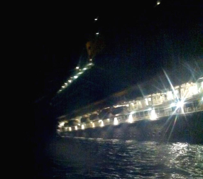 Varias personas han muerto y otras han resultado heridas, mientras continúan las labores de rescate de los pasajeros del crucero Costa Concordia, que encalló la noche del viernes en la isla italiana de Giglio.